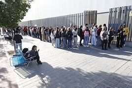 OT 2025 desata la fiebre fan en Valencia: medio kilómetro de cola para ver a los concursantes