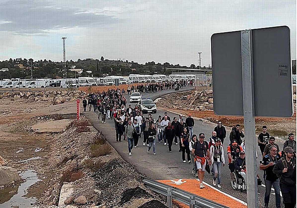 Fotos: El Gobierno mete a miles de personas por el barranco del Poyo para llegar al Circuit de Cheste