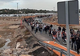 Fotos: El Gobierno mete a miles de personas por el barranco del Poyo para llegar al Circuit de Cheste