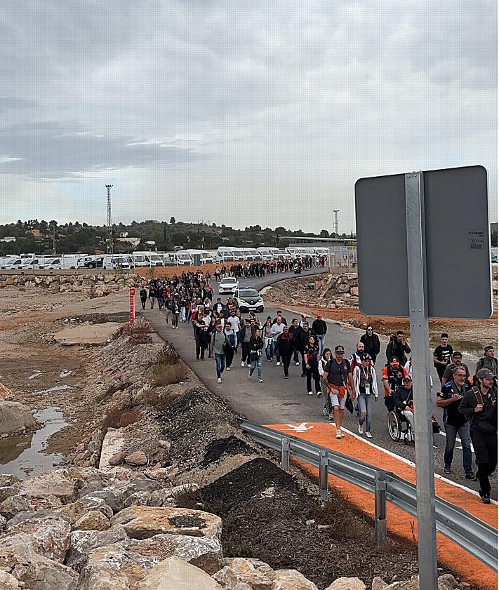 Fotos: El Gobierno mete a miles de personas por el barranco del Poyo para llegar al Circuit de Cheste