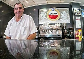 Cándido tras su impoluta barra