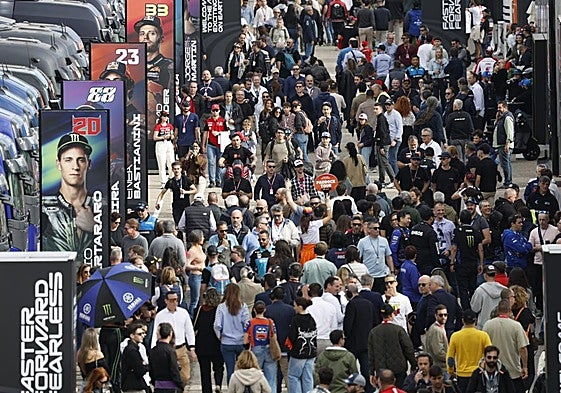Un aficionado acelera su moto durante la fiesta del sábado por la noche en Cheste.