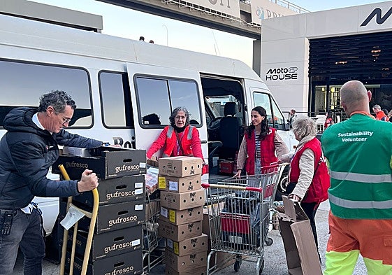 Integrantes de Cruz Roja, durante la recogida de la comida en el Circuit.