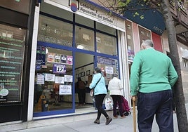 Varios jugadores de Loterías y Apuestas del Estado en una imagen de archivo.