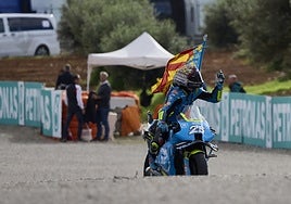 Raúl Fernández, con la senyera tras acabar segundo en la carrera de MotoGP.