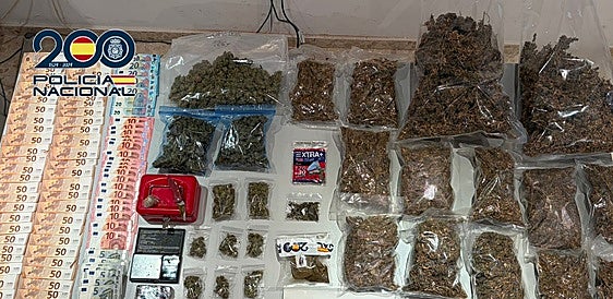 Droga y dinero requisado en esta operación.