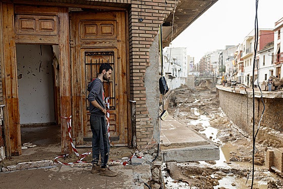 Un joven observa los severos destrozos causados por la riada en Chiva.