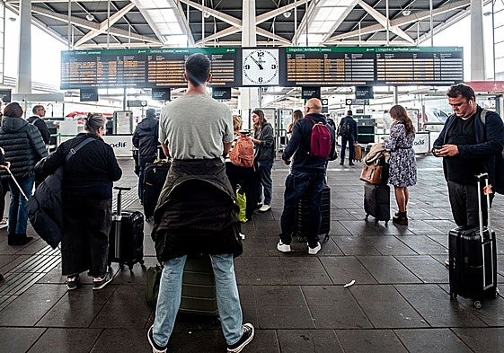 Viajeros en la estación de Joaquín Sorolla.