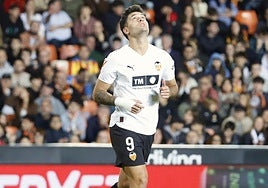 Hugo Duro, con el Valencia en Mestalla.