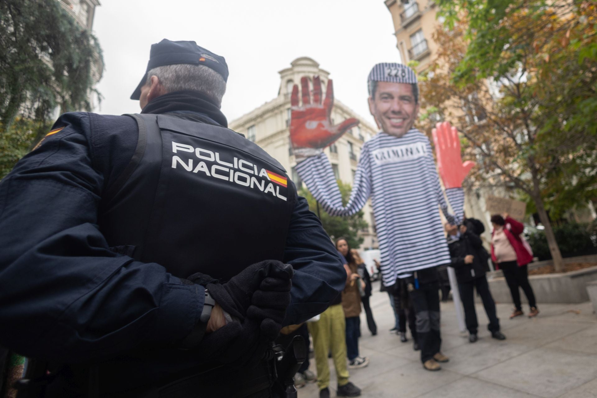Familiares de las víctimas de la dana protestan contra Mazón durante su comparecencia en el Congreso