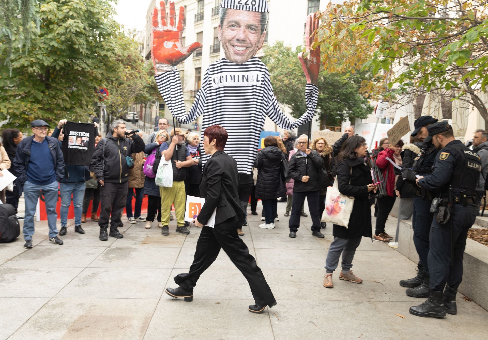 Familiares de las víctimas de la dana protestan contra Mazón durante su comparecencia en el Congreso