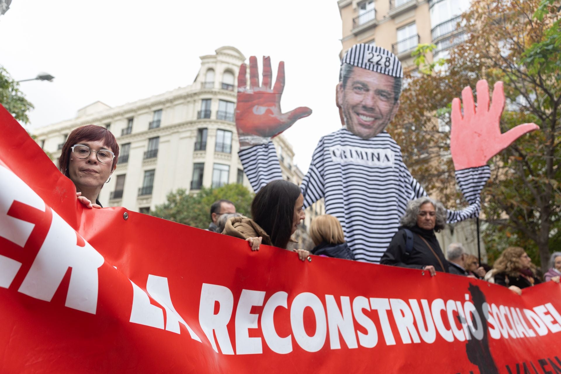 Familiares de las víctimas de la dana protestan contra Mazón durante su comparecencia en el Congreso