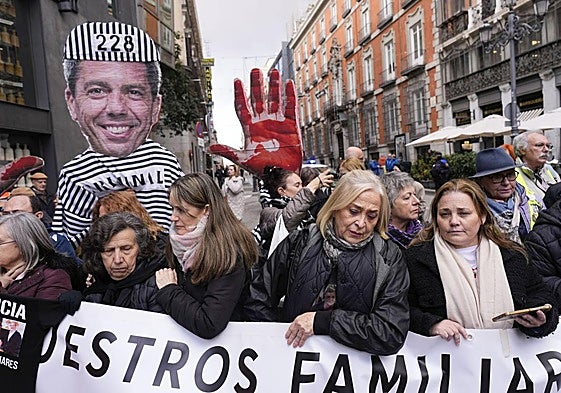 Familiares de las víctimas de la dana protestan contra Mazón durante su comparecencia en el Congreso