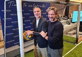 Mora y Mista bromean en una portería sobre el gol del derbi de 2005 entre el Valencia y el Levante.