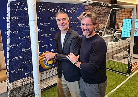 Mora y Mista bromean en una portería sobre el gol del derbi de 2005 entre el Valencia y el Levante.