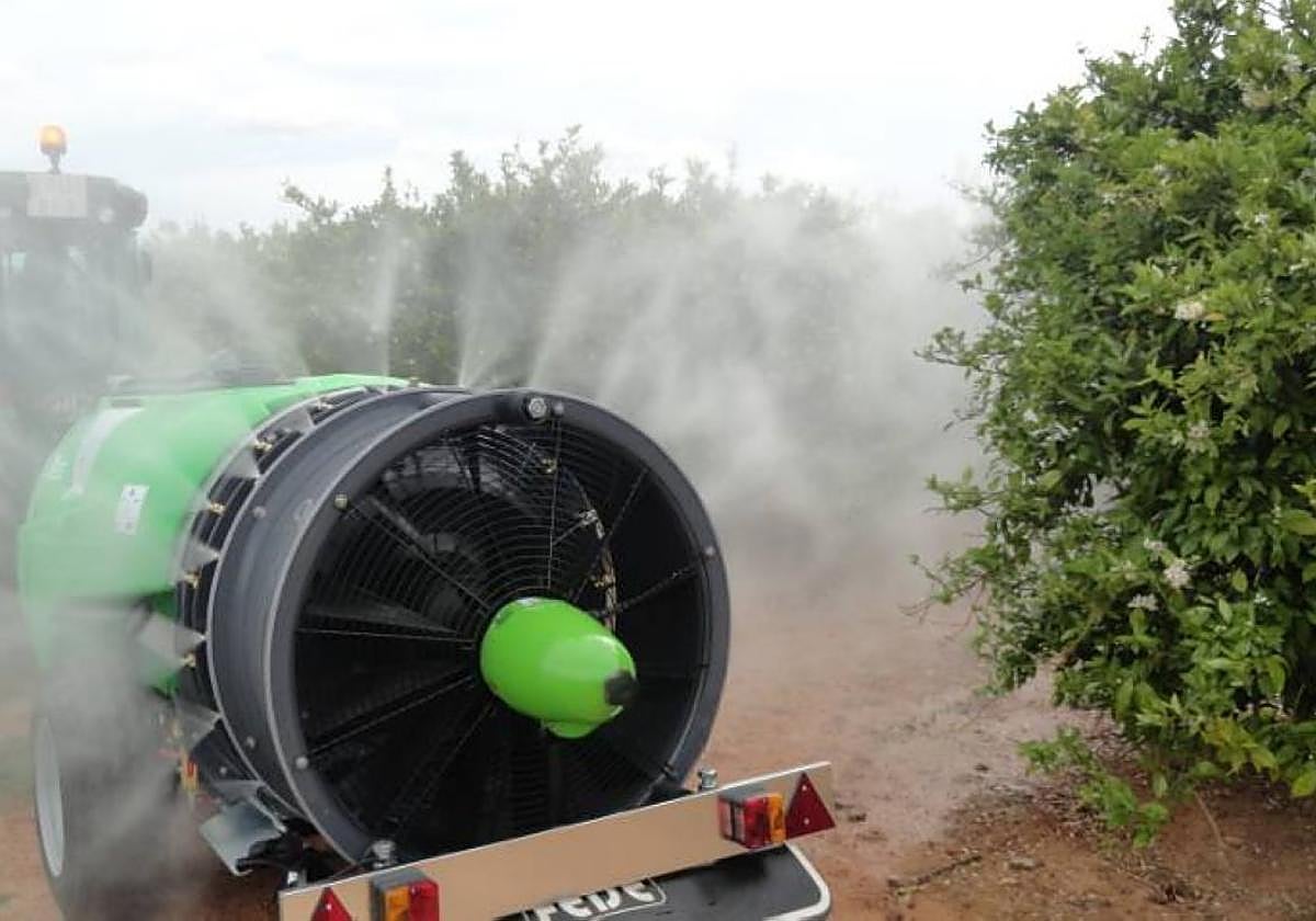 Tratamiento fitosanitario en cítricos con turboatomizador.