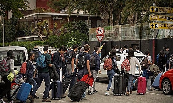 Jovenes de viaje con maletas