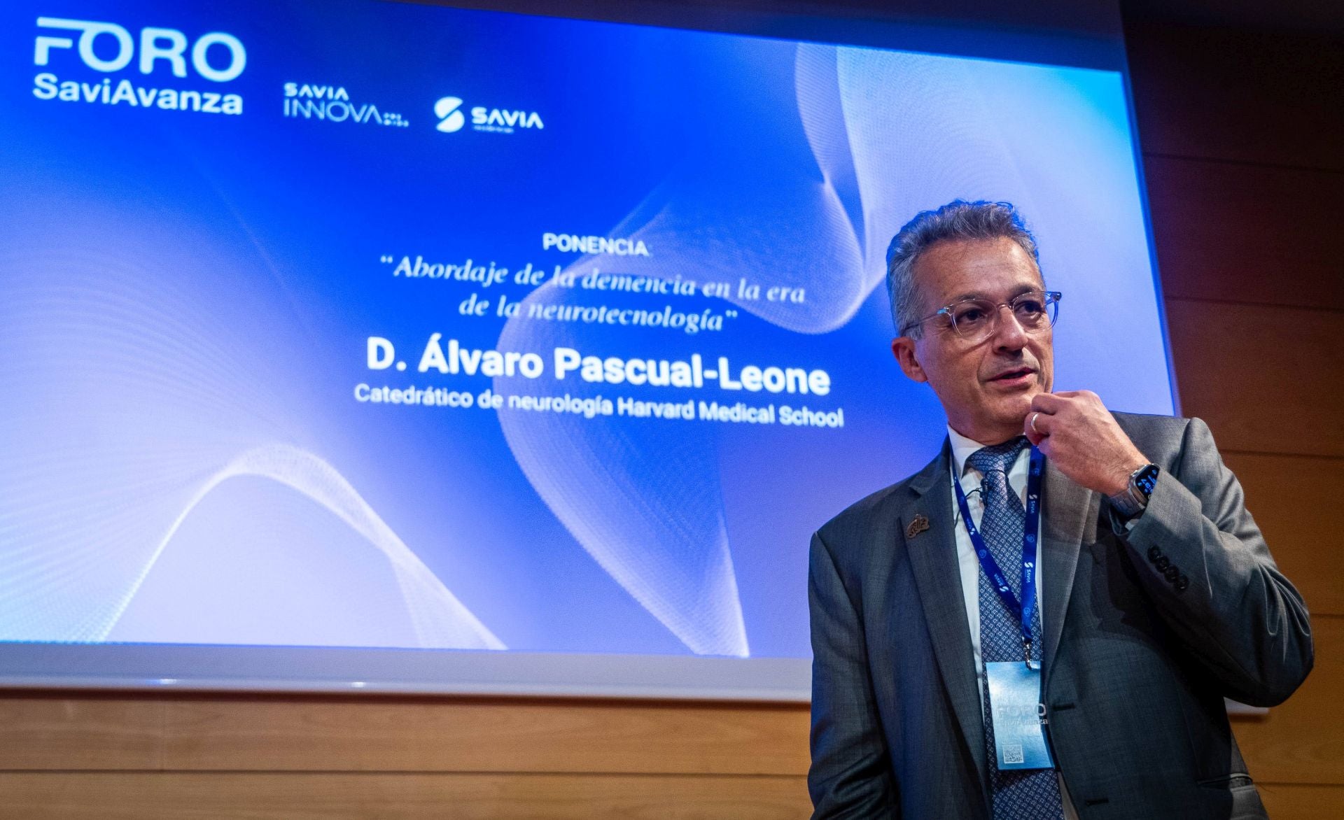 Imagen principal - Álvaro Pascual-Leone durante su ponencia en el IV Foro SaviAvanza