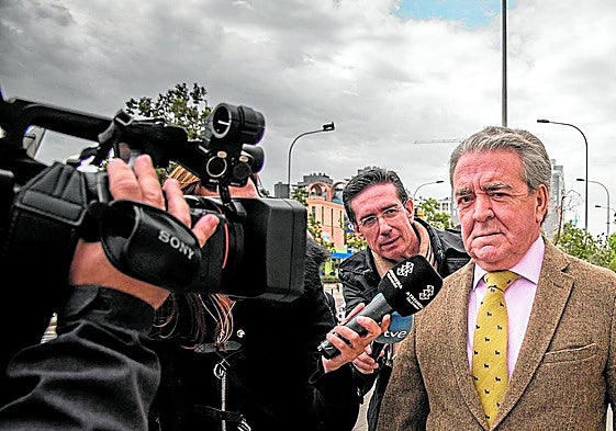 Corbín, en el exterior de la Ciudad de la Justicia.
