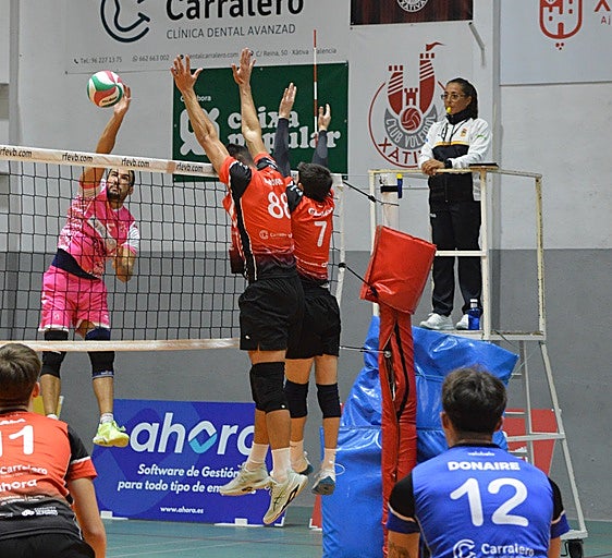 El equipo setabense, defendiendo el ataque del Rivas.