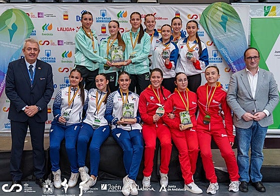 El equipo valenciano femenino de Kata Sub-21, con sus respectivas medallas de plata