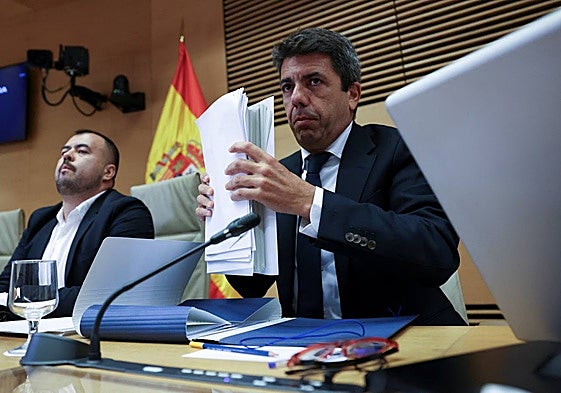 Mazón, con todo el material con el que preparó su comparecencia.