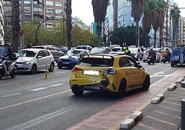 Espectacular accidente de dos vehículos en el cruce entre Pérez Galdós y Tres Forques