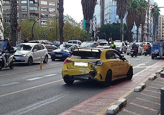 Espectacular accidente de dos vehículos en el cruce entre Pérez Galdós y Tres Forques
