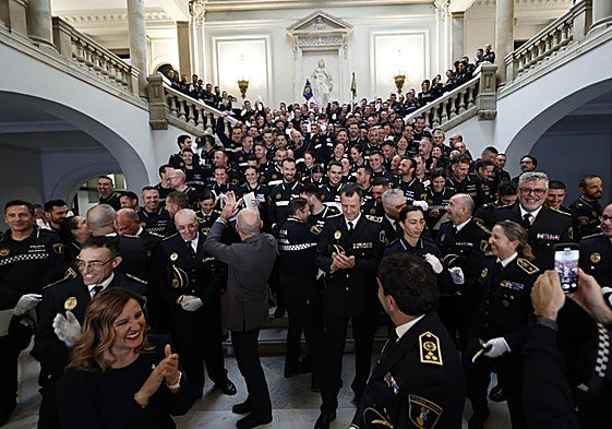 Celebración de la alcaldesa de Valencia, María José Catalá, y el comisario principal, Ángel Albendín, junto a los nuevos policías locales de Valencia.