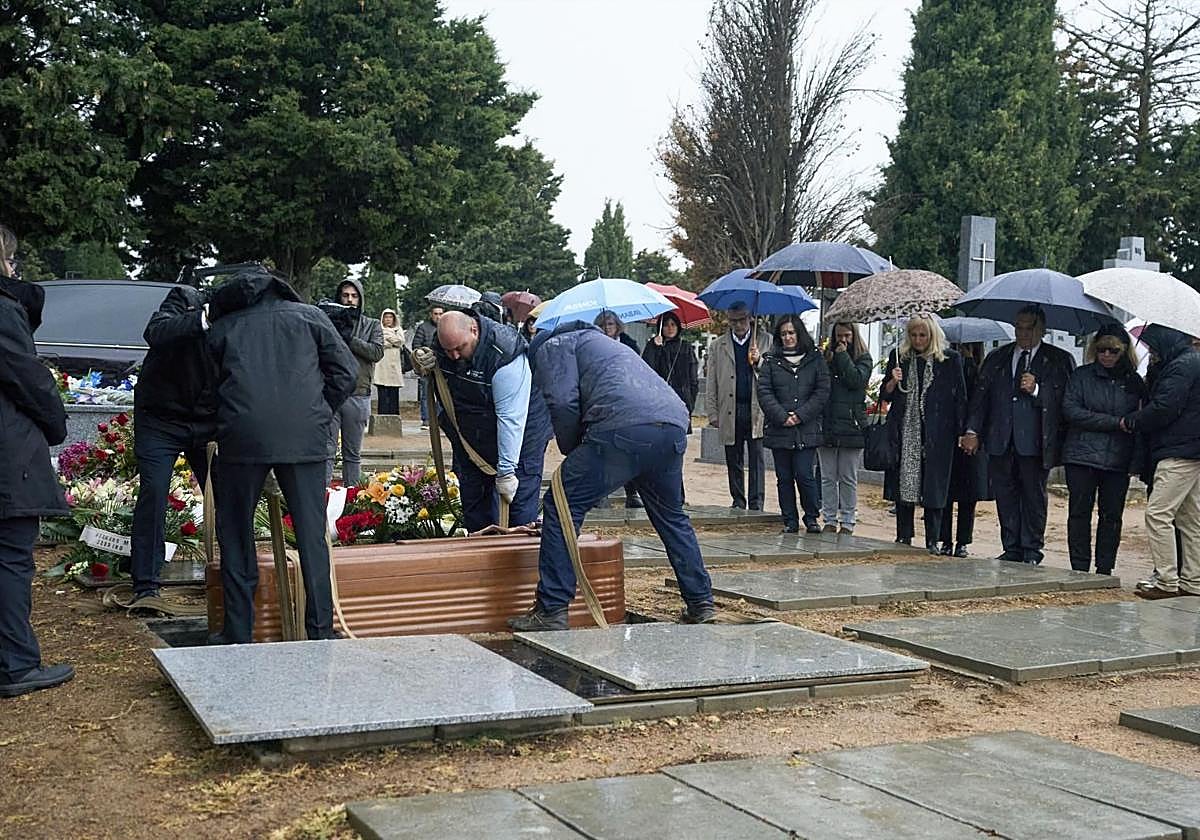 Familiares y amigos dan el último adiós a Encarnita Polo, este sábado en el cementerio de Ávila