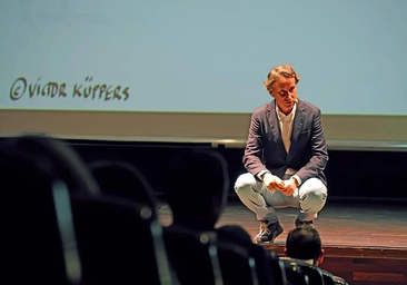 Víctor Küppers: «Ya no compartimos tiempo, hemos convertido nuestras casas en pensiones con habitaciones privadas y baño compartido»