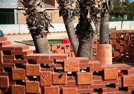 Una parte del monumento conmemorativo, donde se aprecian las piezas de barro cocido.