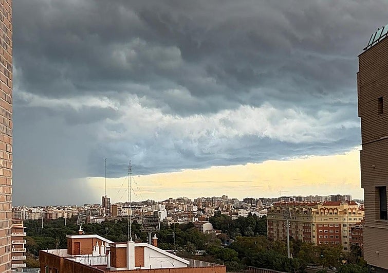 Las nubes cubren el cielo sobre Valencia este lunes.