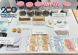 Dinero y drogas incautados en el local.