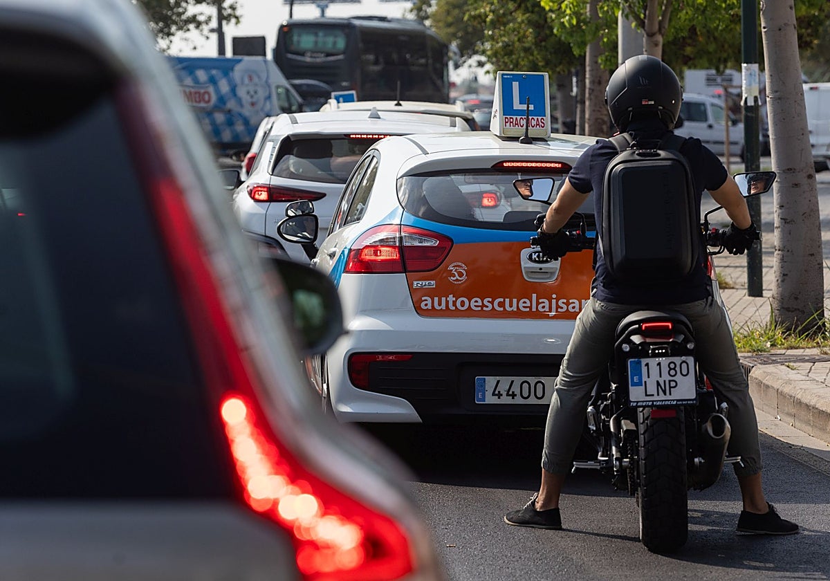 Imagen de archivo de un vehículo de autoescuela durante un examen de conducir.