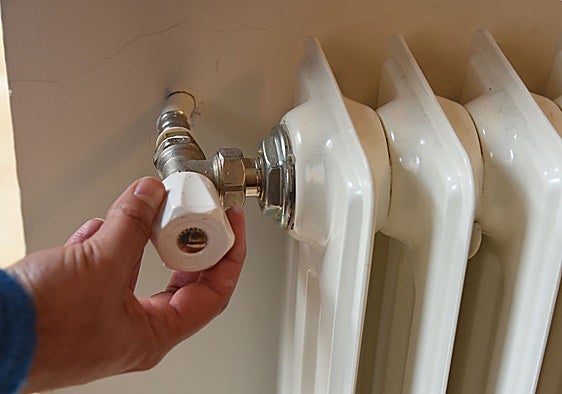Una persona ajustando un radiador