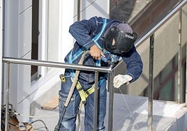 Un trabajador autónomo realiza tareas de soldadura. .