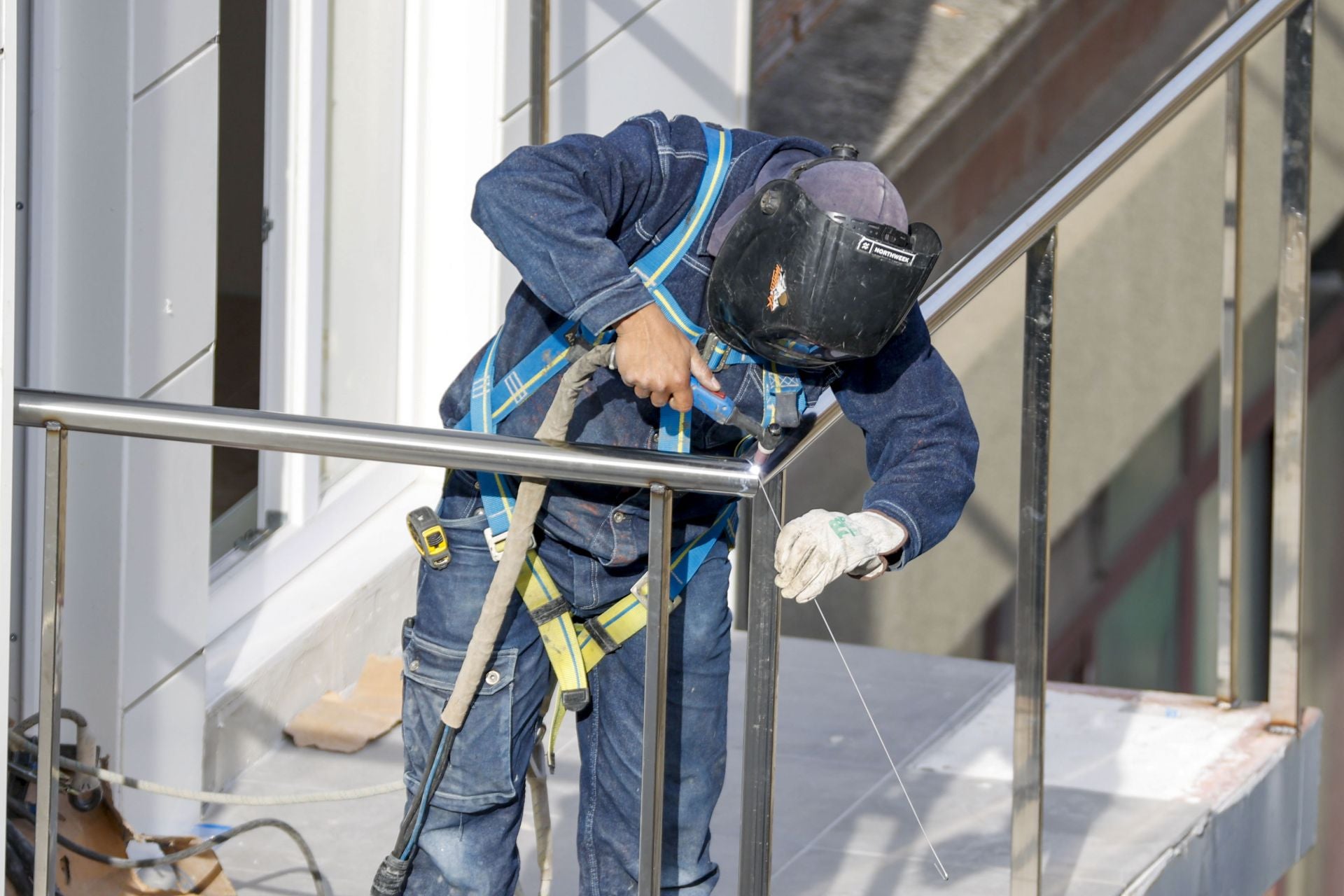 Un trabajador autónomo realiza tareas de soldadura. .
