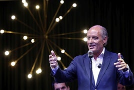 El presidente Camps, el día que presentó su propuesta de partido.