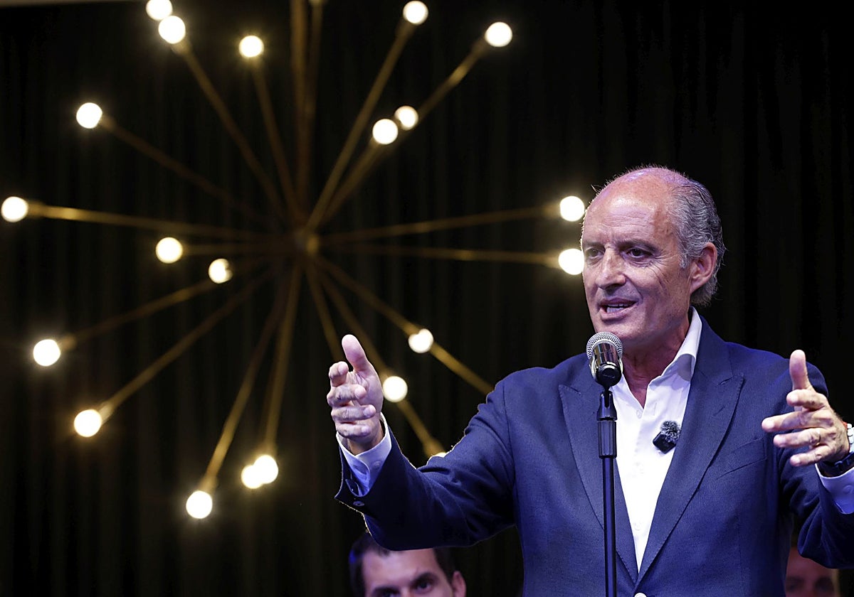 El presidente Camps, el día que presentó su propuesta de partido.