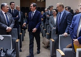 Garamendi saluda a los representantes del sector empresarial valenciano.