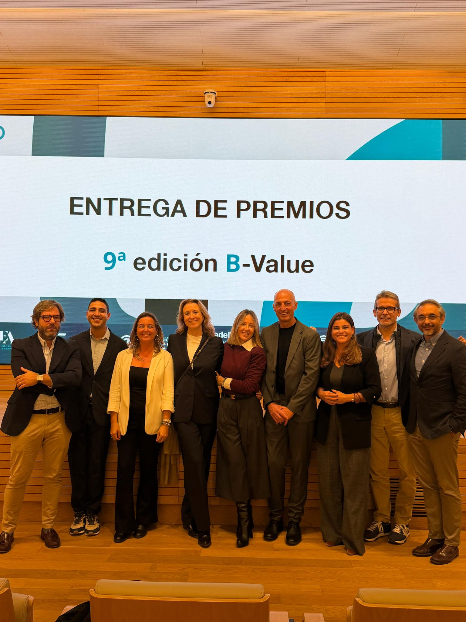 Miembros de Family Up y de Banco Sabadell, durante el acto.