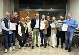 Foto de familia del gobierno municipal con los Presupuestos de 2026.