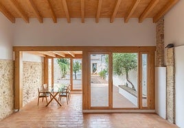 El interior se funde con el exterior para crear espacios abiertos y donde la luz es protagonista.