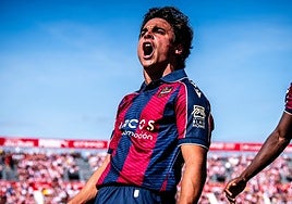 Carlos Álvarez celebra un gol con el Levante.