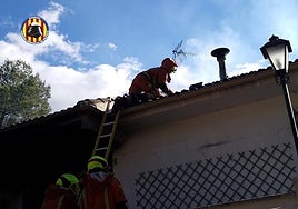 Los bomberos, en las labores de extinción del fuego.