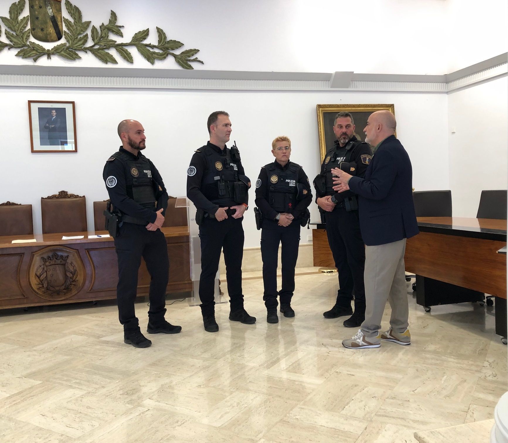 El jefe de la nueva unidad y tres de los agentes con Javier Scotto.