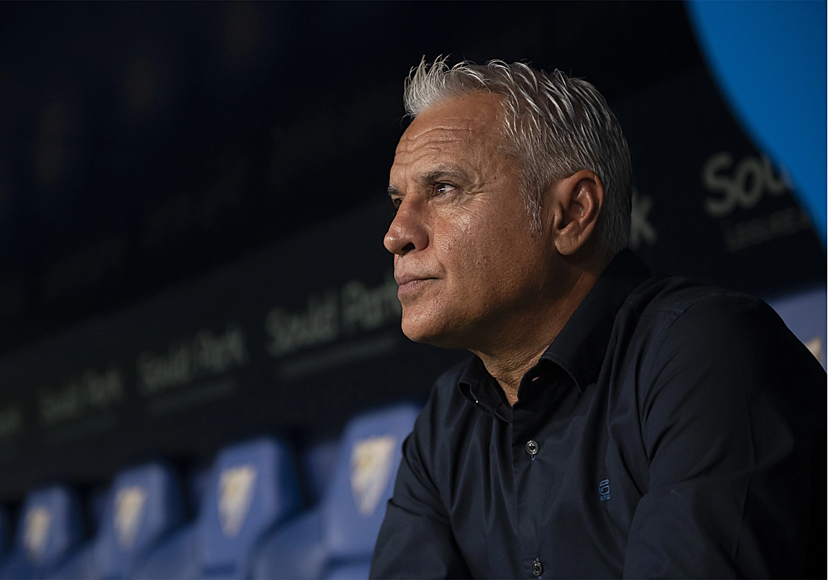 Sergio Pellicer, en el banquillo de La Rosaleda.
