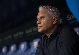 Sergio Pellicer, en el banquillo de La Rosaleda.