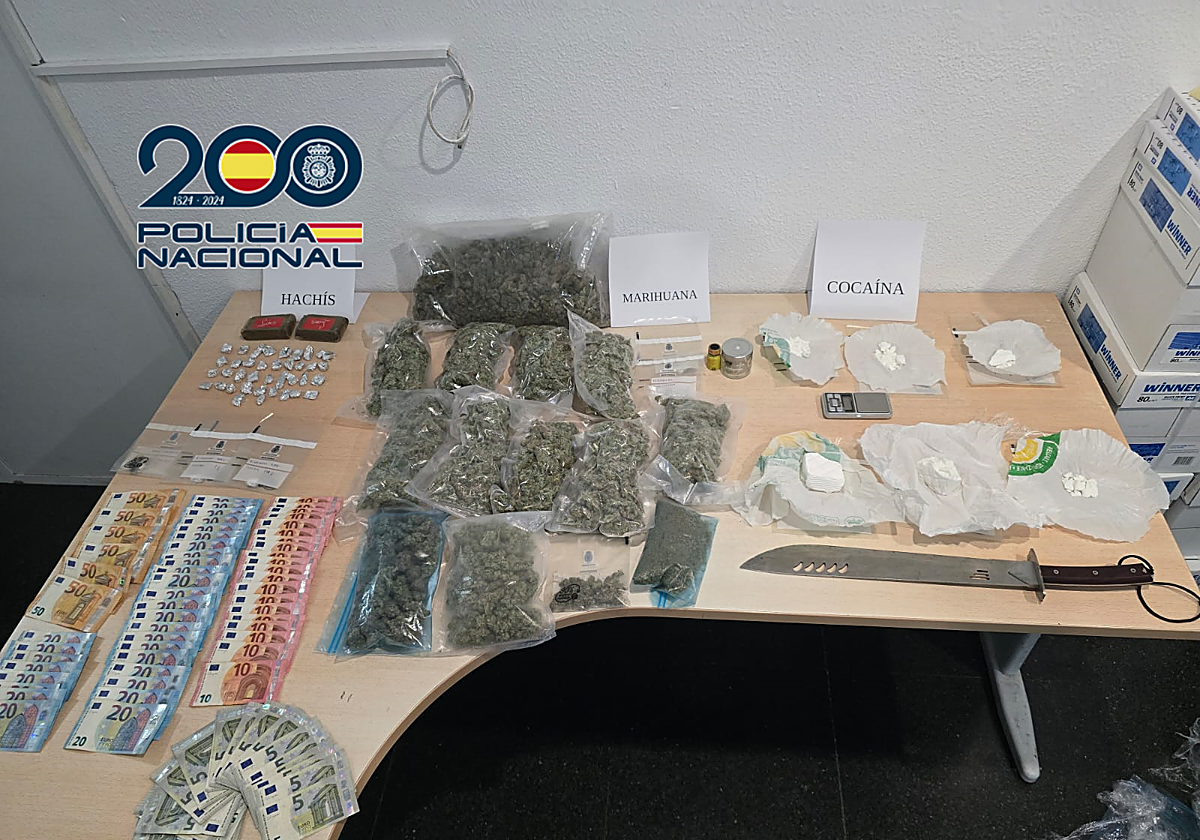 Drogas, dinero, el machete y otros efectos intervenidos a los traficantes de droga.